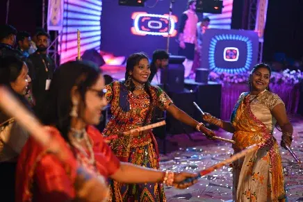 Dhinchak Dandiya 2025 — crowd moment 4